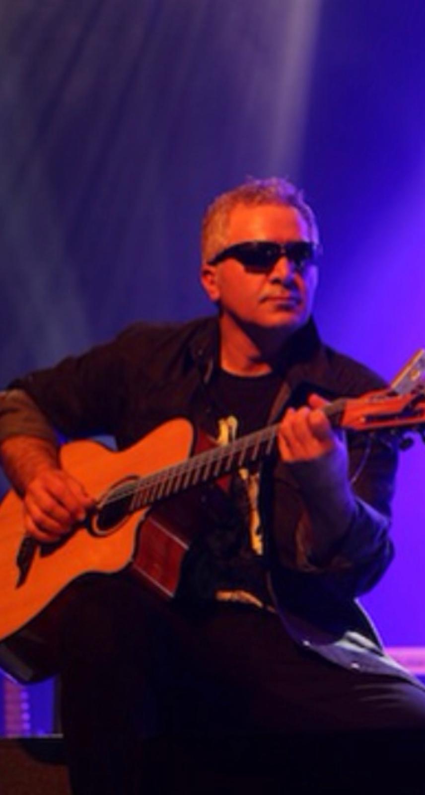 H, guitariste professionnel sur scène