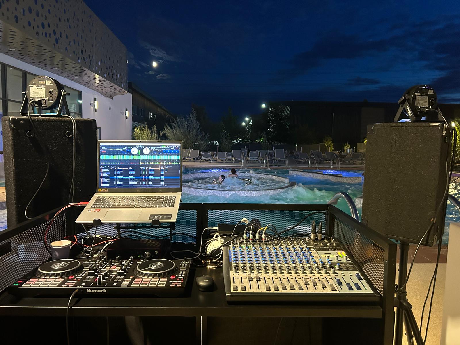 Installation DJ professionnelle : sono, lumières et micros